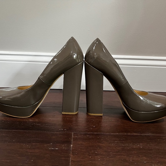 Mia Taupe Patent Leather Uptown Girl Chunky Platform Heel Size 8.5 - Picture 4 of 7